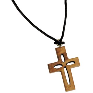Collier avec pendentif Croix ajourée en bois 37cm.