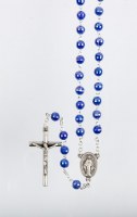 Chapelet plastique sur chaîne. Perles 6 mm. Les perles sont à facettes brillantes bleues. Longueur jusqu'à  coeur 30 cm.