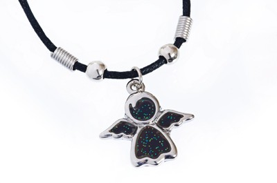 Collier :  médaillon ange couleur varie avec température 2cm