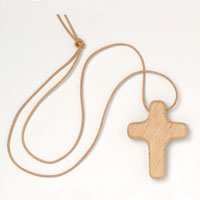Croix en  bois massif avec cordon